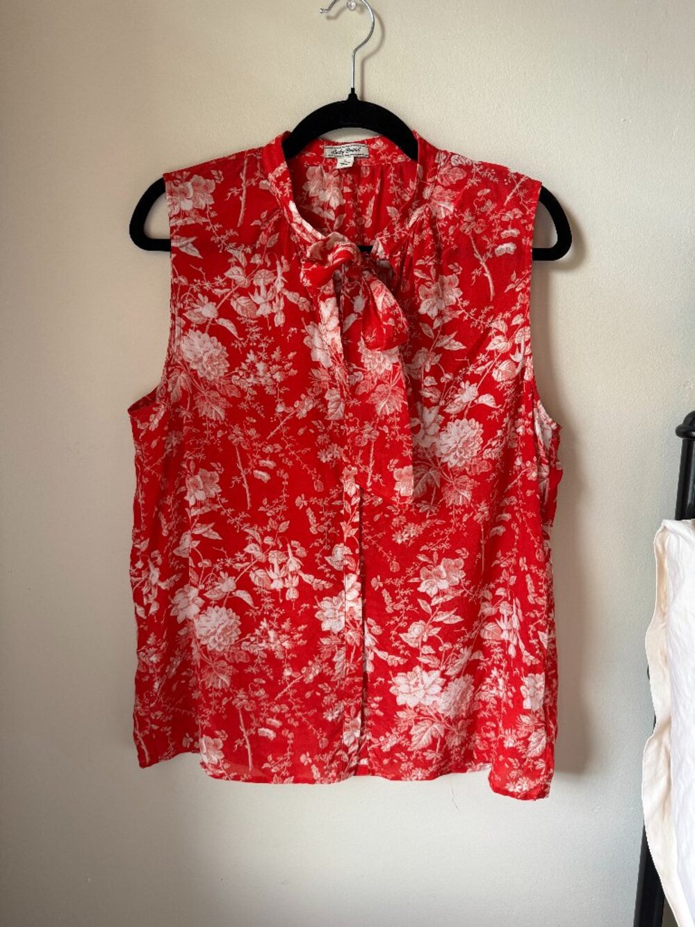 100% Silk Red Sleeveless Toile Tie-Neck Blouse | Lucky Brand | Size L